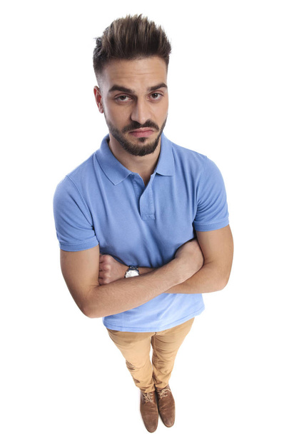 Homem jovem vestindo um pólo azul claro
 - Foto, Imagem