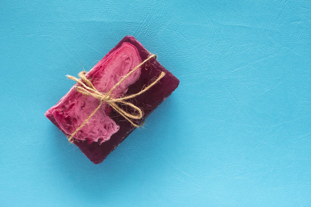jabón hecho a mano de color rosa atado con hilo, con una copia del espacio
 - Foto, Imagen