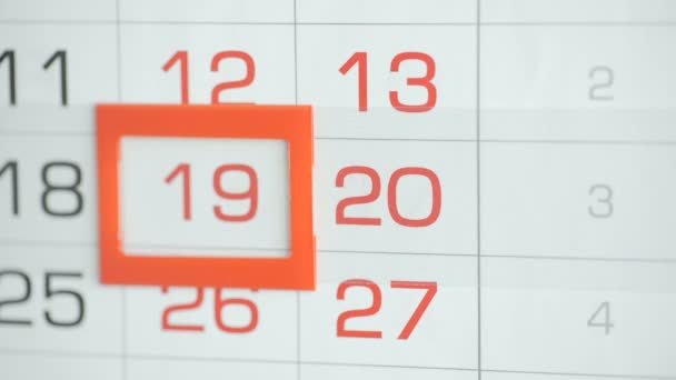As mulheres entregam a data de modificações de escritório no calendário de parede. Alterações 19 a 20
 - Filmagem, Vídeo