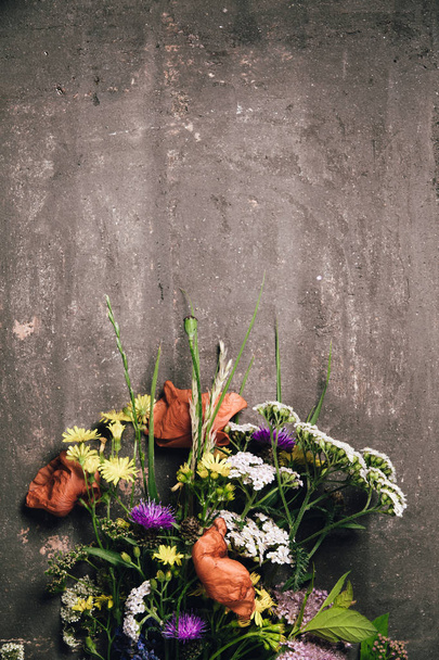 Wild flower bouquet on vintage background, flat lay, top view - Fotoğraf, Görsel
