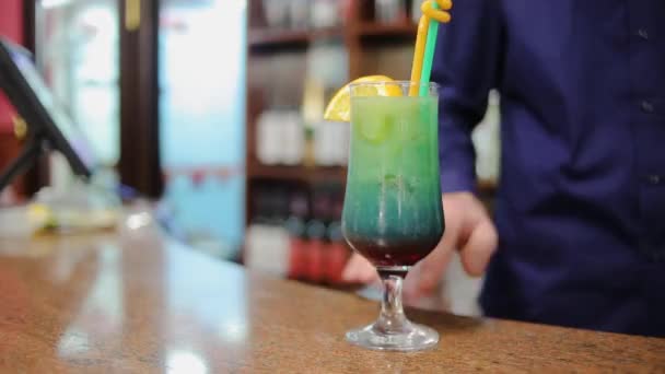 Cocktail, der das Glas verschiebt - Filmmaterial, Video