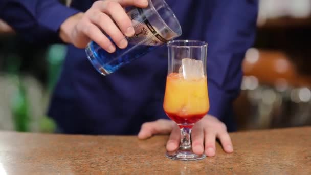 Faire le remplissage de cocktail liquide bleu dans le verre
 - Séquence, vidéo