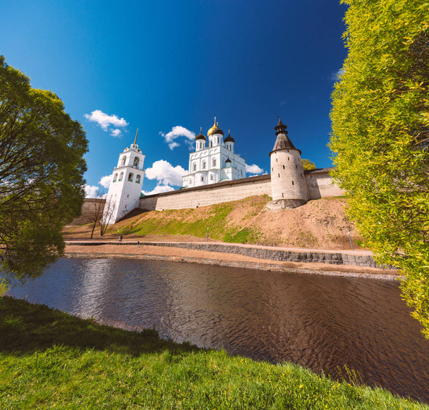 Pskov Kościoła i Kreml z niebieskiego nieba deszczu - Zdjęcie, obraz