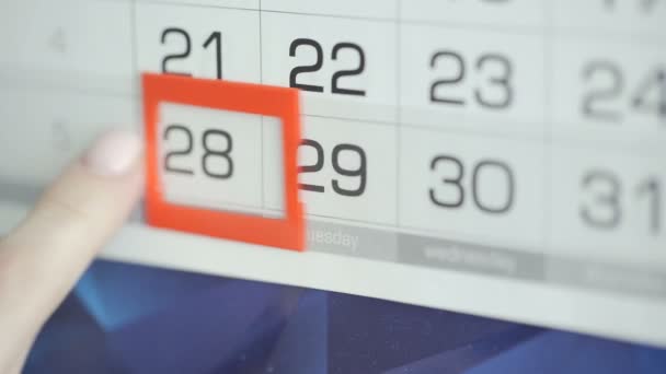Las mujeres de la mano en la oficina cambia la fecha en el calendario de pared. Cambios 28 a 29
 - Imágenes, Vídeo
