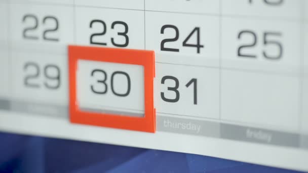 As mulheres entregam a data de modificações de escritório no calendário de parede. Alterações 30 a 31
 - Filmagem, Vídeo