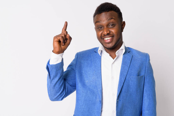 Portrait de heureux jeune homme d'affaires africain pointant vers le haut
 - Photo, image