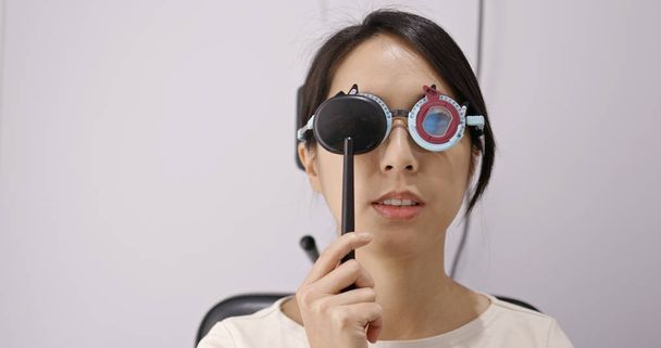 Проверка глаз женщины в клинике
 - Фото, изображение