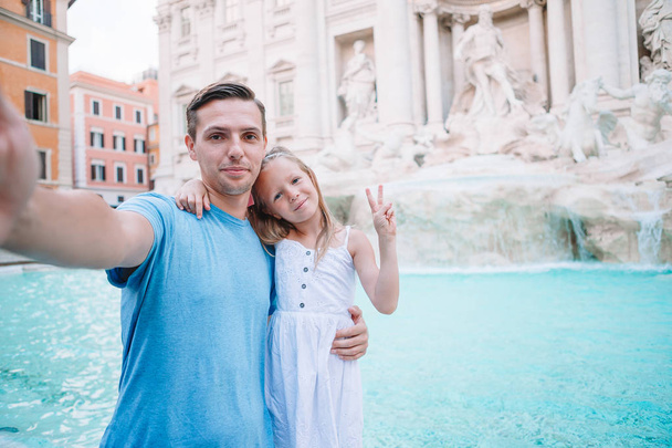 Счастливый ребенок и папа наслаждаются своим европейским отпуском в Италии
 - Фото, изображение