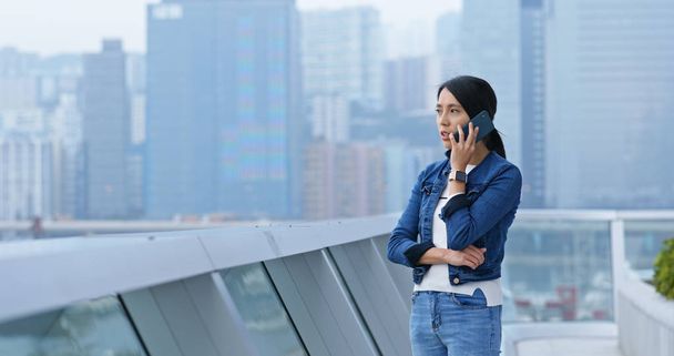 Woman talk to cellphone in city - Foto, immagini