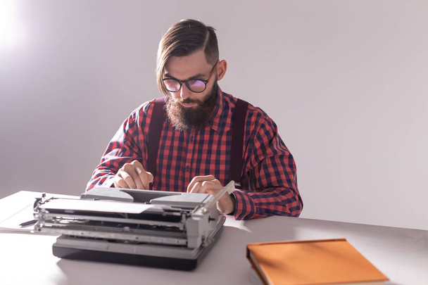 ihmiset, kirjailija ja hipster käsite - nuori tyylikäs kirjailija työskentelee kirjoituskoneen
 - Valokuva, kuva