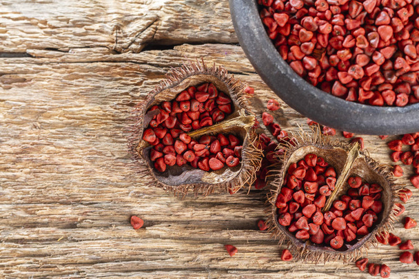 Keski-Amerikasta ja Etelä-Amerikasta peräisin olevia akotin siemeniä käytetään ruoan maustamiseen
 - Valokuva, kuva