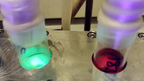 Acercar la reacción fotoquímica en un laboratorio de química
 - Imágenes, Vídeo