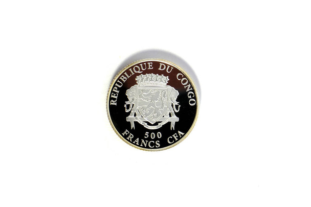 Kongon valtion kolikko, jonka nimellisarvo on 500 frangia. Katsokaa vaakunan kääntöpuolta. Onnea matkaan.
 - Valokuva, kuva
