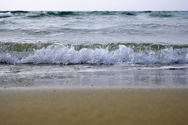 κύματα της θάλασσας στη Μεσόγειο θάλασσα στο Ισραήλ - Φωτογραφία, εικόνα