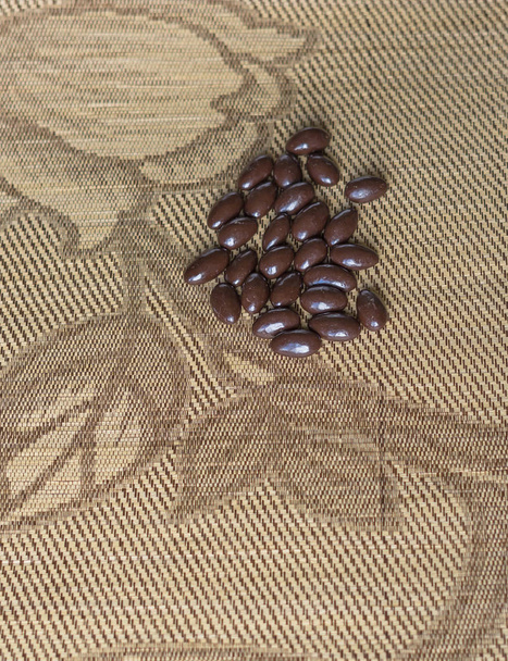 Obraz żywności z bliska cukierki, czekolada mleczna, dodatkowych ciemne orzechy migdałów. Tekstury na tle widok z góry - Zdjęcie, obraz