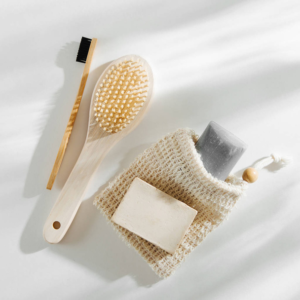 Eco çanta, sabun bambu diş fırçası, doğal fırça Eko kozmetik ürünler ve araçlar. Sıfır atık plastik ücretsiz. Sürdürülebilir yaşam tarzı kavramı - Fotoğraf, Görsel