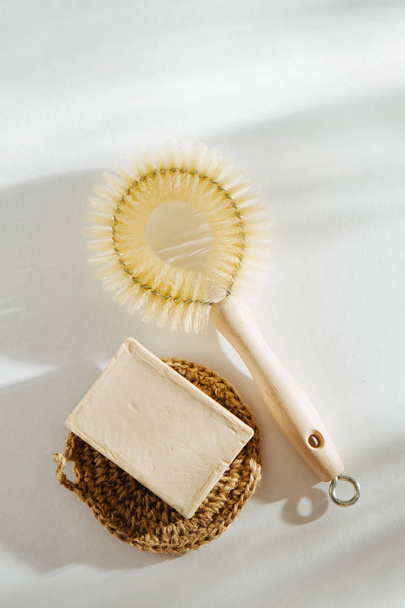 Brosse à vaisselle naturelle et outils de nettoyage avec Savon. Concept zéro déchet. Plastique libre. Couché plat, vue du dessus
  - Photo, image
