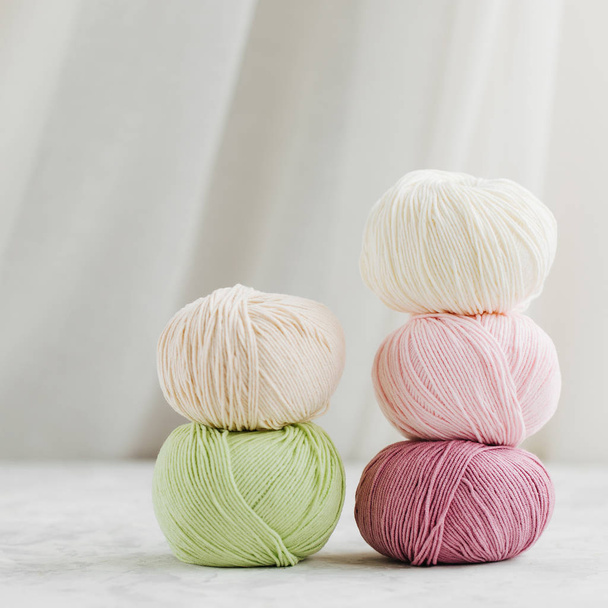 Yarn for knitting in pastel colors.  - 写真・画像