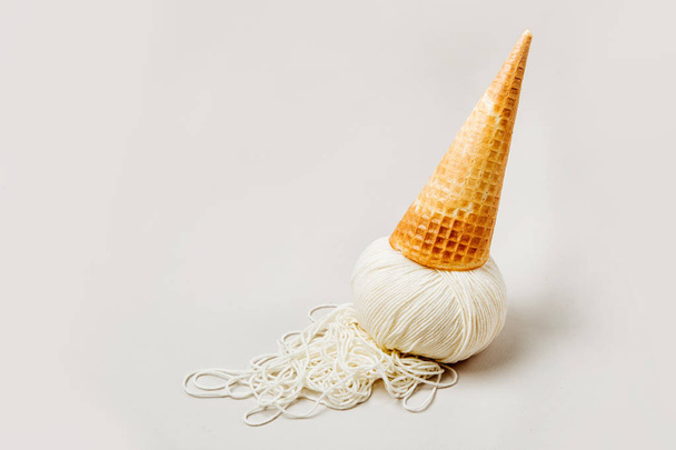Ice cream cone with ball of yarn - Foto, Bild