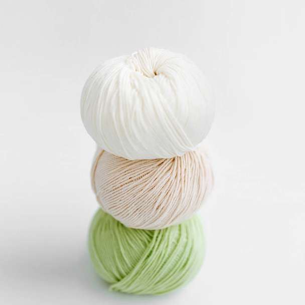 Yarn for knitting in pastel colors.  - Foto, imagen