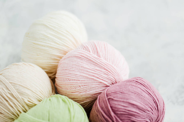 Yarn for knitting in pastel colors.  - Zdjęcie, obraz