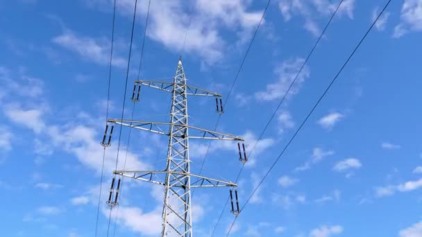Time-lapse - een 110 kilovolt staal Lattice elektrische energie macht pyloon met wolken doorgeven door een blauwe hemel - Video