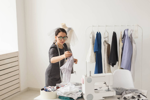Concetto di sartoria, sartoria, moda e showroom - Ritratto di talentuosa sarta donna che lavora con il tessile per cucire abiti
 - Foto, immagini