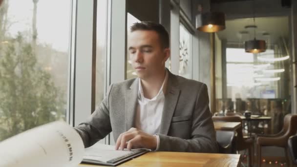 Mies lukee ruokalistaa ravintolassa - Materiaali, video