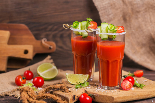 Two glasses of fresh organic tomato juice decorated with raw tom - Foto, afbeelding