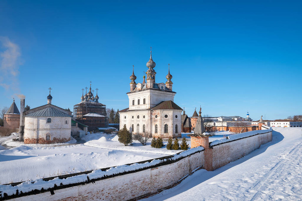 Vista da Catedral do Arcanjo Miguel e outros edifícios do mosteiro de muralhas em Yuryev-Polsky, Rússia
 - Foto, Imagem