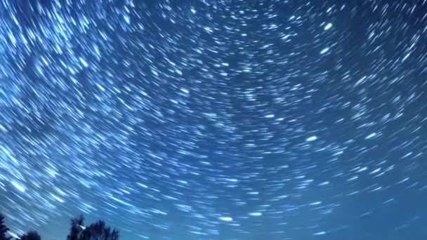 Starry gökyüzü kutup yıldızı etrafında döner. İzleri solma hatları şeklinde bırakın. Kış, Rusya. Video. UltraHD (4k) - Video, Çekim