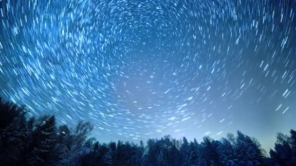 Gwiaździste niebo obraca się wokół gwiazdy polarnej. Zostaw ślady w postaci linii. Zima, Rosja. Wideo. UltraHD (4K) - Materiał filmowy, wideo