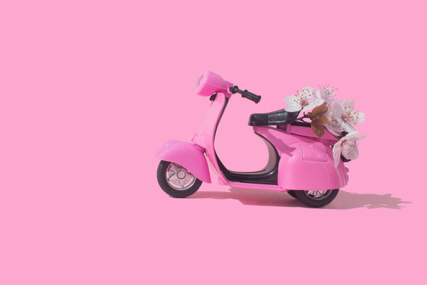 Pink retro toy car delivering bouquet of flowers box on pink background. February 14 card, Valentine's day. Flower delivery. 8 March, International Happy Women's Day. Mother's day - Foto, afbeelding