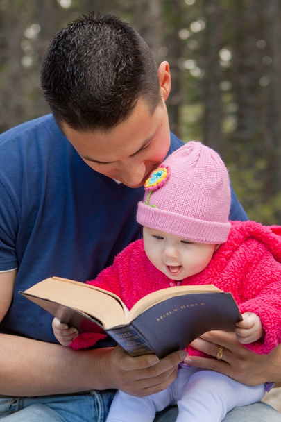 Dad and Baby Daughter Reading Bible - Foto, afbeelding
