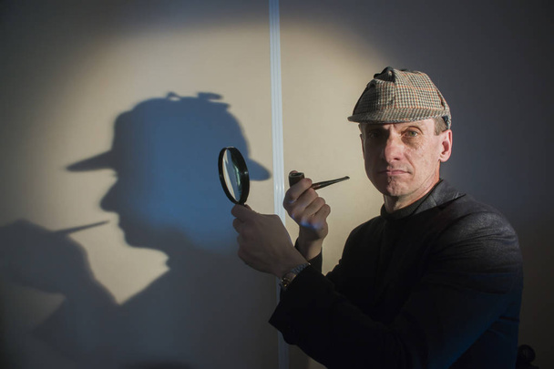 detective en el trabajo con lupa y tubería investigando crímenes
 - Foto, Imagen