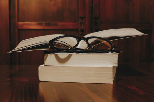 Livros e óculos
 - Foto, Imagem