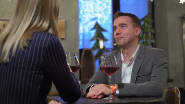 Casal em um restaurante bebendo videira vermelha
 - Filmagem, Vídeo
