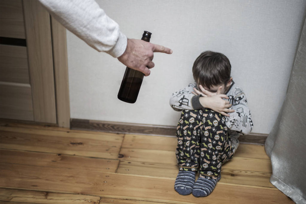 Betrunkene Eltern und wenig verängstigter Sohn. Gewalt gegen Kinder. Aggression in der Familie. Alkoholmissbrauch. Häusliche Gewalt - Foto, Bild