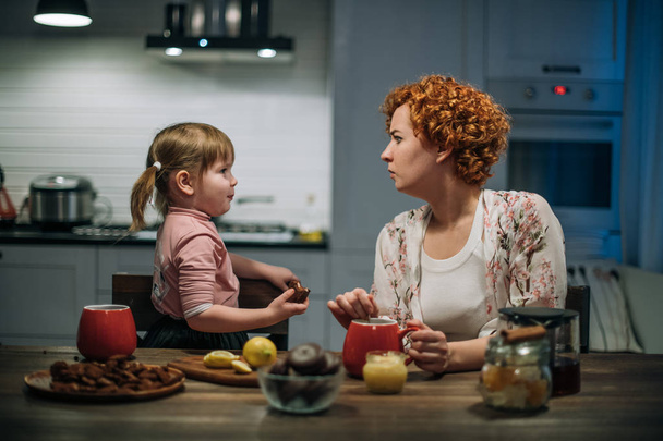 Máma se zlobí na její dceru u večeře v kuchyni - Fotografie, Obrázek