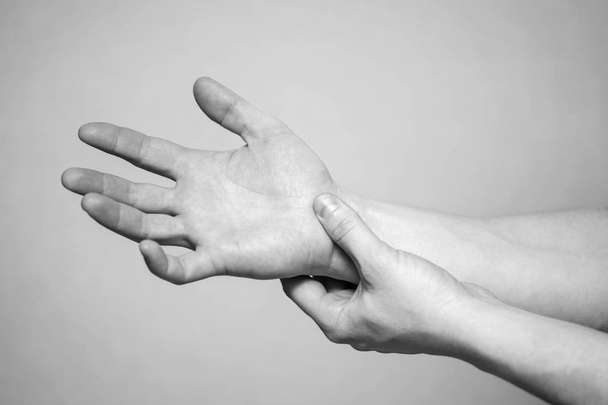 Ból stawów rąk. Zespół cieśni nadgarstka. Urazy rąk, uczucie bólu. Opieka zdrowotna i koncepcja medyczna - Zdjęcie, obraz