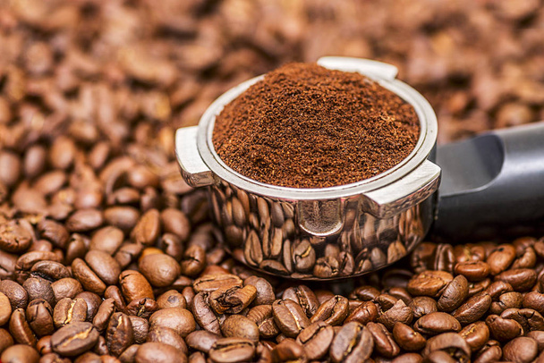 Kávébab és a portafilter. Szűrőtartó szemes kávé és eszpresszó kávéfőző - Fotó, kép