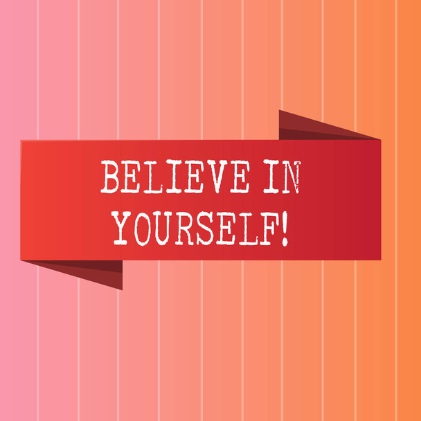 Scrivere un biglietto che mostri "Credi in te stesso". Foto aziendale in mostra Determinazione Positività Coraggio Fiducia Fede Credenza
. - Foto, immagini