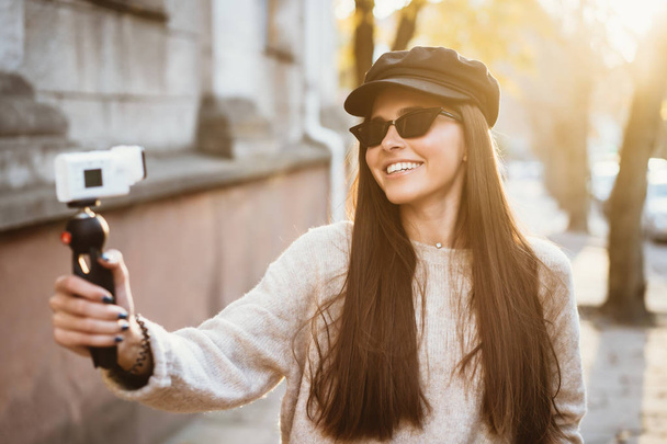 Carino, giovane blogger femminile in posa sulla macchina fotografica
. - Foto, immagini