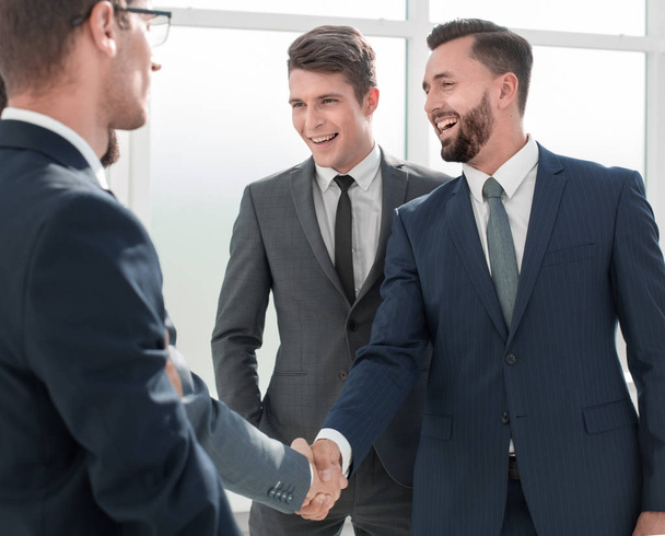 smiling businessman shaking hands with his partner - Foto, Bild