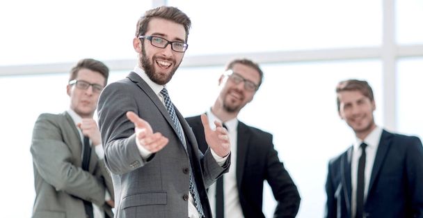 smiling businessman standing in the office - Fotografie, Obrázek