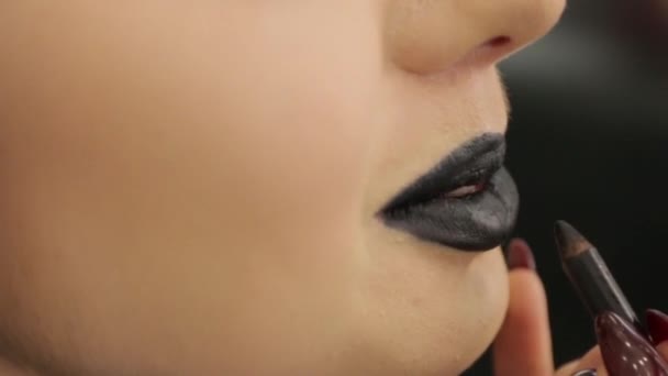 Nahaufnahme schwarzer Lippenstift - Filmmaterial, Video