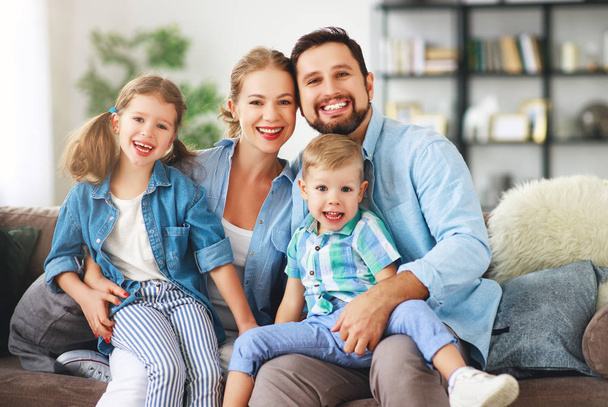 glückliche Familienmutter Vater und Kinder zu Hause auf der Couch - Foto, Bild