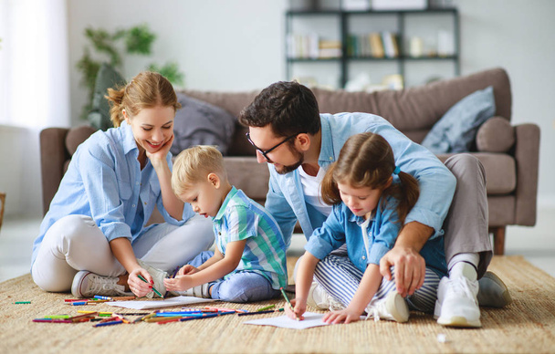 feliz familia madre padre e hijos dibujar juntos en casa
   - Foto, imagen