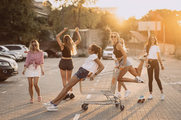 Jonge vrouwen met een supermarkt-kar plezier - Foto, afbeelding