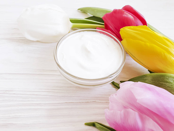  crème cosmétique, tulipe de fleurs sur fond en bois
 - Photo, image